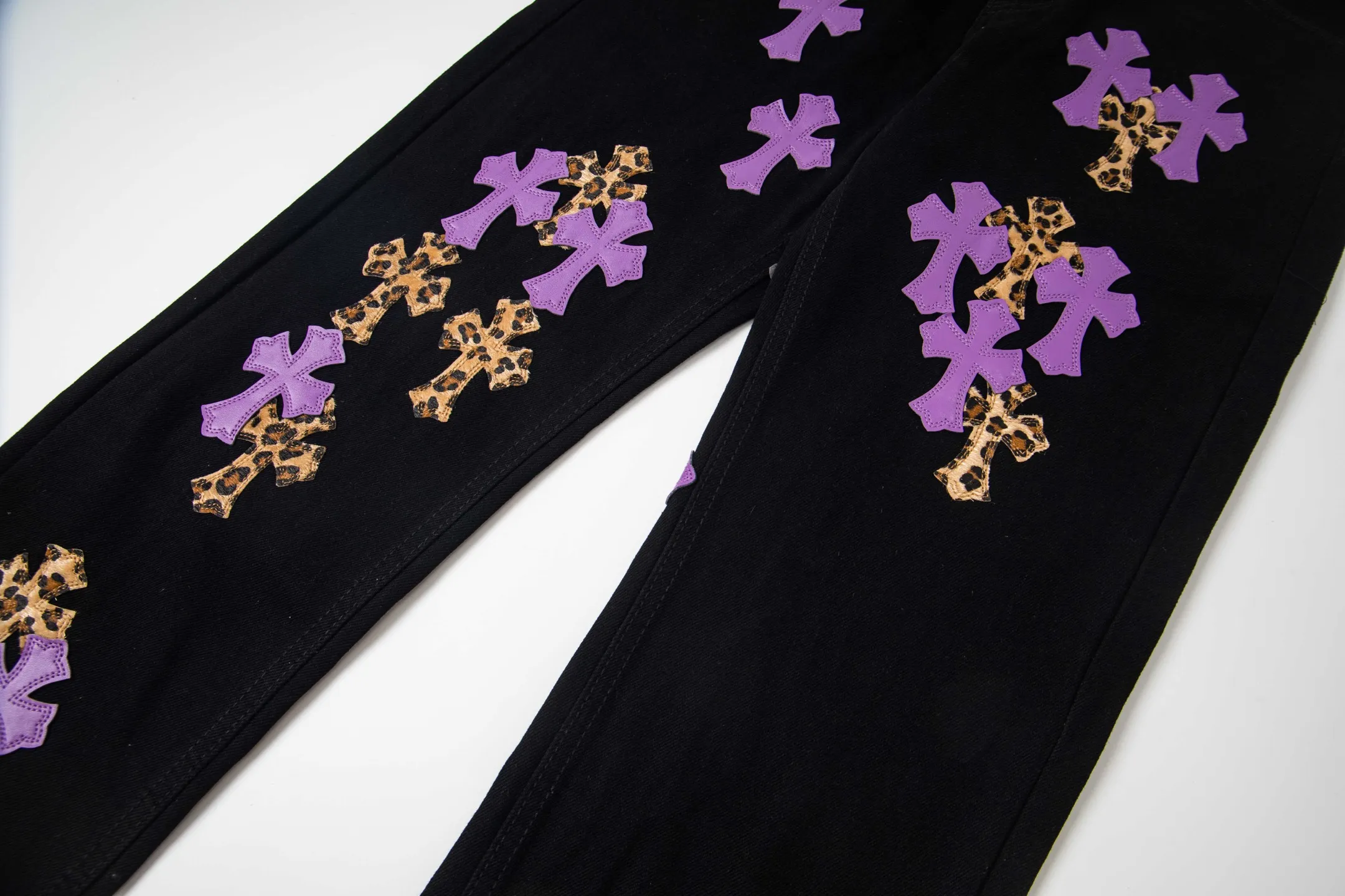 P240 Chrome Hearts black denim jeans with purple leopard print. CH jeans need to be washed and then disassembled and hand-stitched with sheepskin cross leather and then spliced ​​together. The whole piece has too many craftsmanship to explain. The patchwork cross pattern is embellished, and the high-waisted washed jeans! ! Absolutely high-end luxury products, god-level single products and super popular products, made with top heavy industry, a must-see magic weapon. Customized hardware. The fabric is thick and soft after washing. It has good breathability. Customized small leather label. Unique design. The details are simple and elegant, and the workmanship is exquisite. The entire trousers are neatly routed and the details are in place! It’s so cool that both men and women can easily control the genderless trend! Style number: 1798# Color: black Size: 28 30 32 34 36